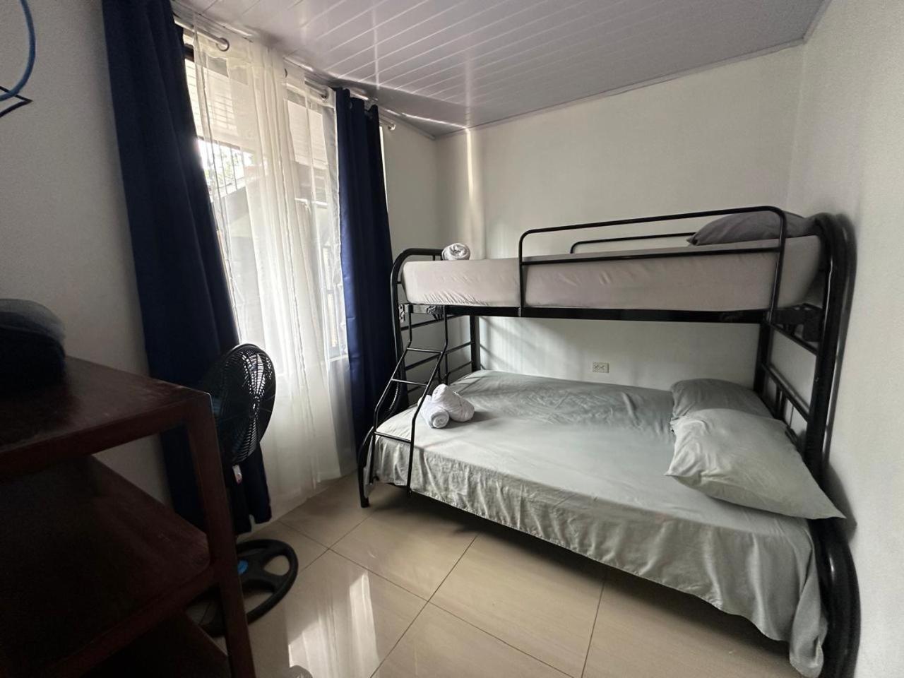 Apartamento en edificio de dos niveles San Isidro De El General Exterior foto
